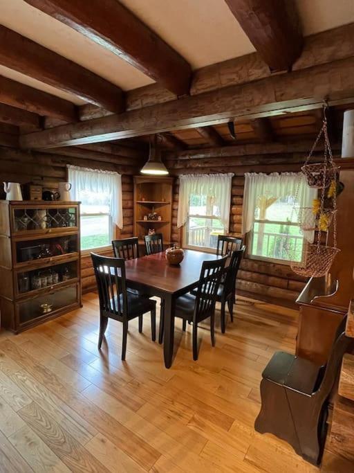 Acorn Resort A Unique Retreat Cabin, 13 Acres Land ブルーミントン エクステリア 写真