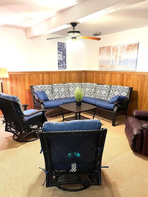 Acorn Resort A Unique Retreat Cabin, 13 Acres Land ブルーミントン エクステリア 写真