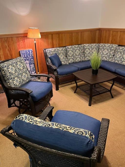 Acorn Resort A Unique Retreat Cabin, 13 Acres Land ブルーミントン エクステリア 写真