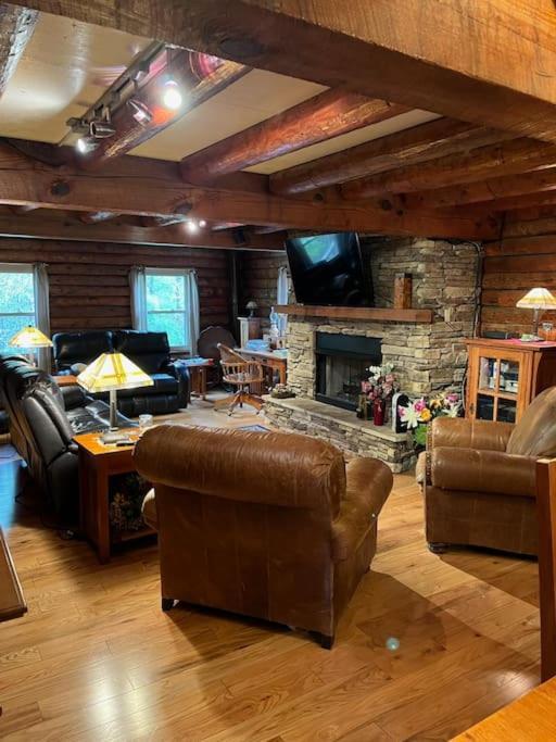 Acorn Resort A Unique Retreat Cabin, 13 Acres Land ブルーミントン エクステリア 写真