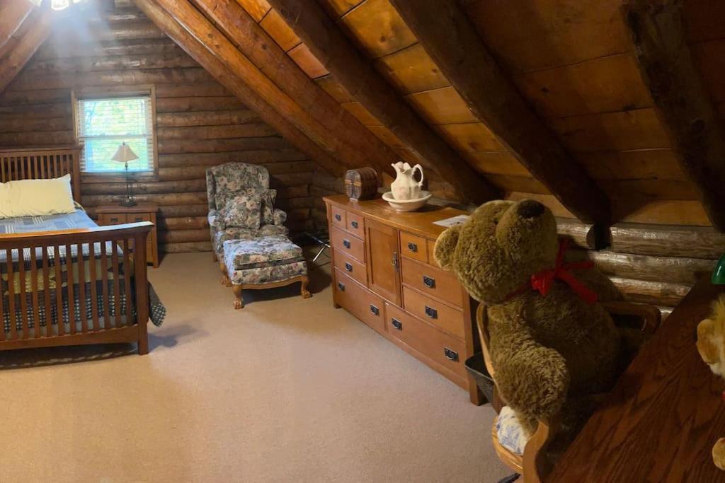 Acorn Resort A Unique Retreat Cabin, 13 Acres Land ブルーミントン エクステリア 写真
