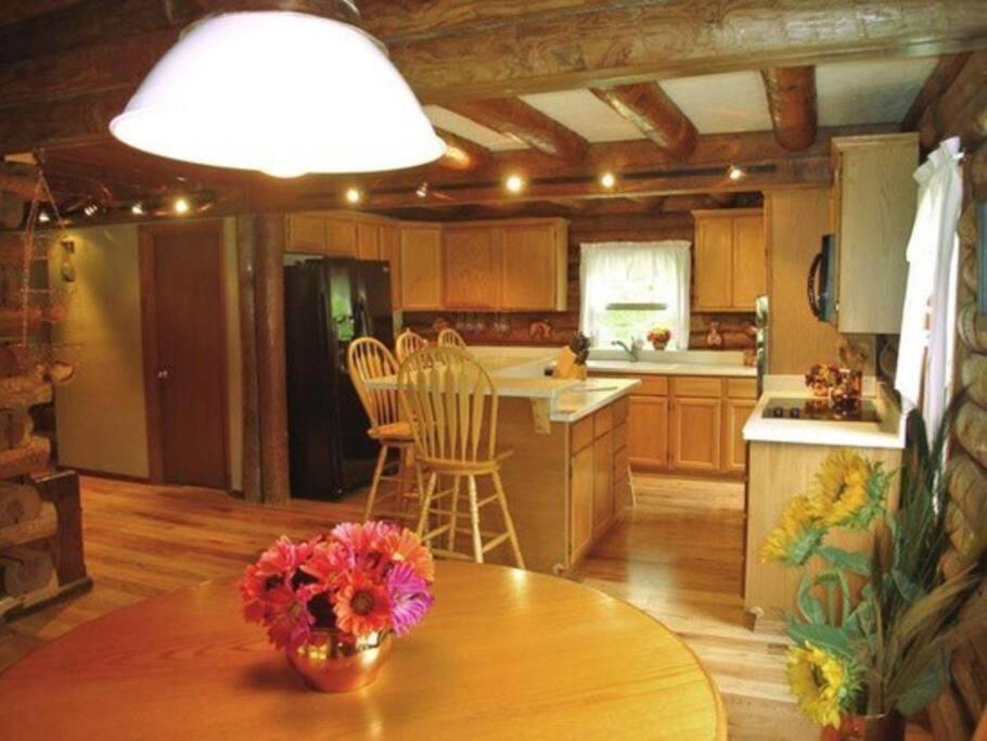 Acorn Resort A Unique Retreat Cabin, 13 Acres Land ブルーミントン エクステリア 写真