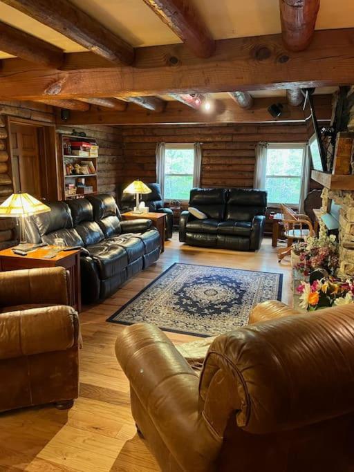Acorn Resort A Unique Retreat Cabin, 13 Acres Land ブルーミントン エクステリア 写真